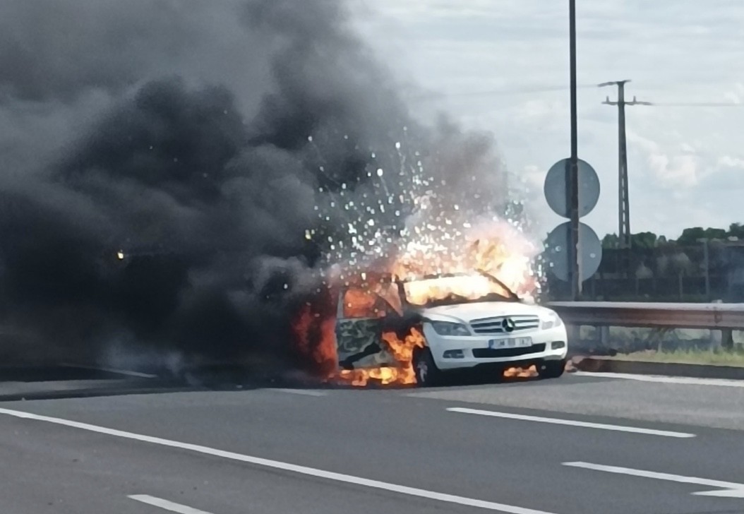 Kigyulladt autóból szabadítottak ki egy családot pénzügyőrök az M1-esen