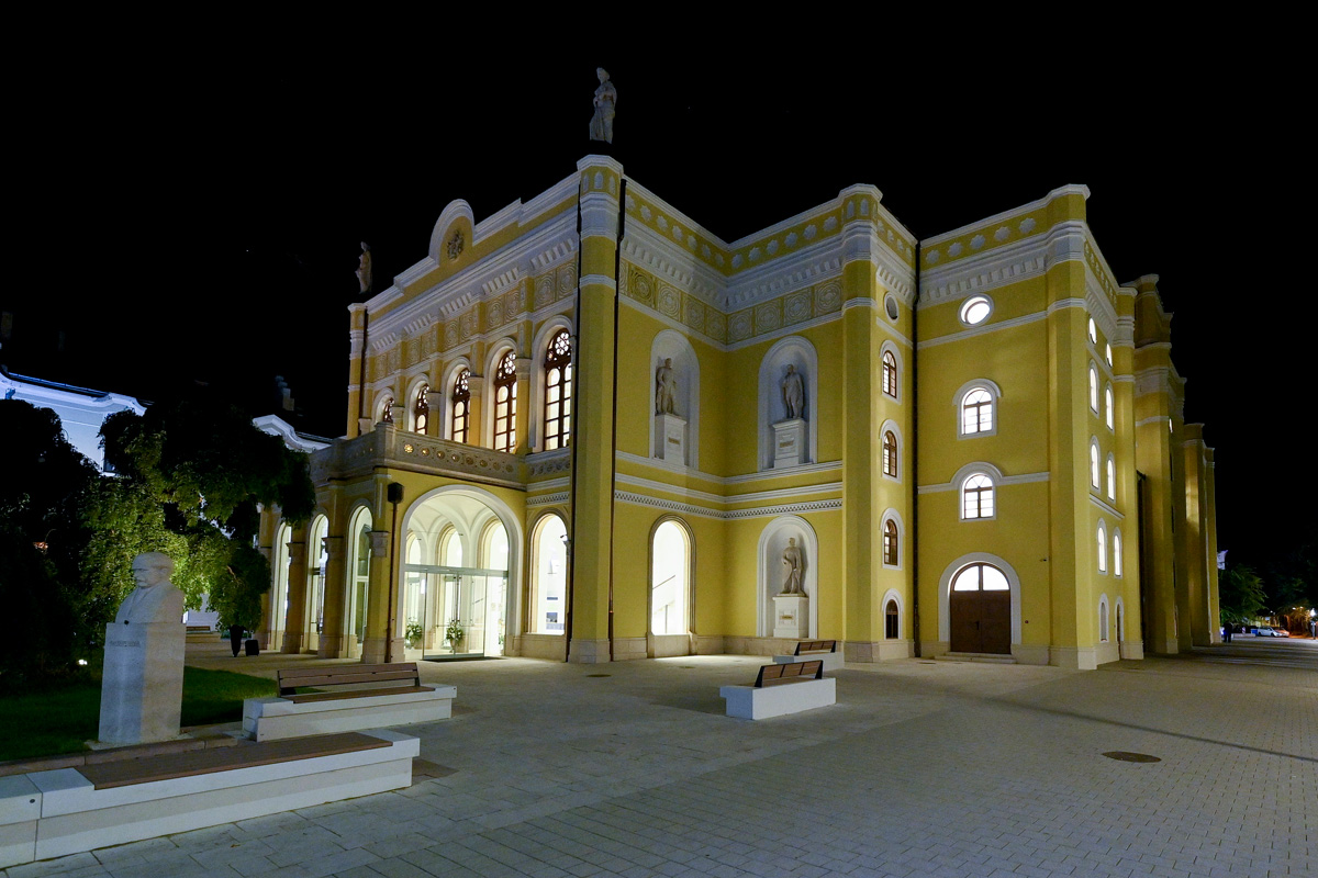Megnyílt a felújított Csokonai Teátrum