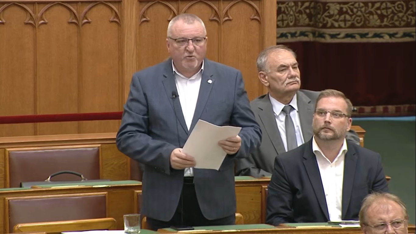 „Mint a zebrán elgázolt embernek gratulálni, milyen gyorsan átrepült az úton”