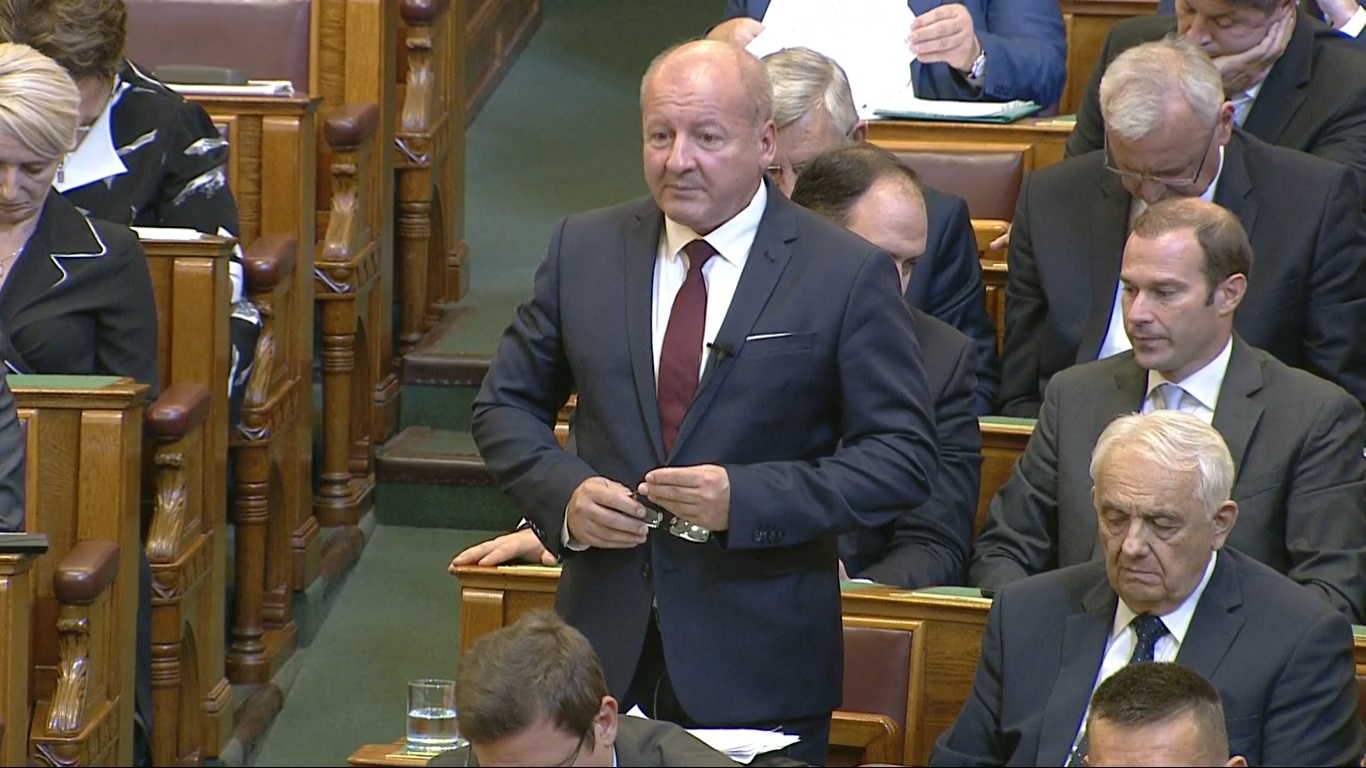 Simicskó István: Nem a migránsgettókra!