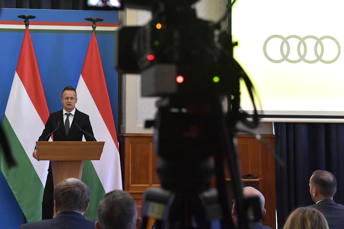 Szijjártó Péter az Audi vezetését fogadta, majd bejelentést tett