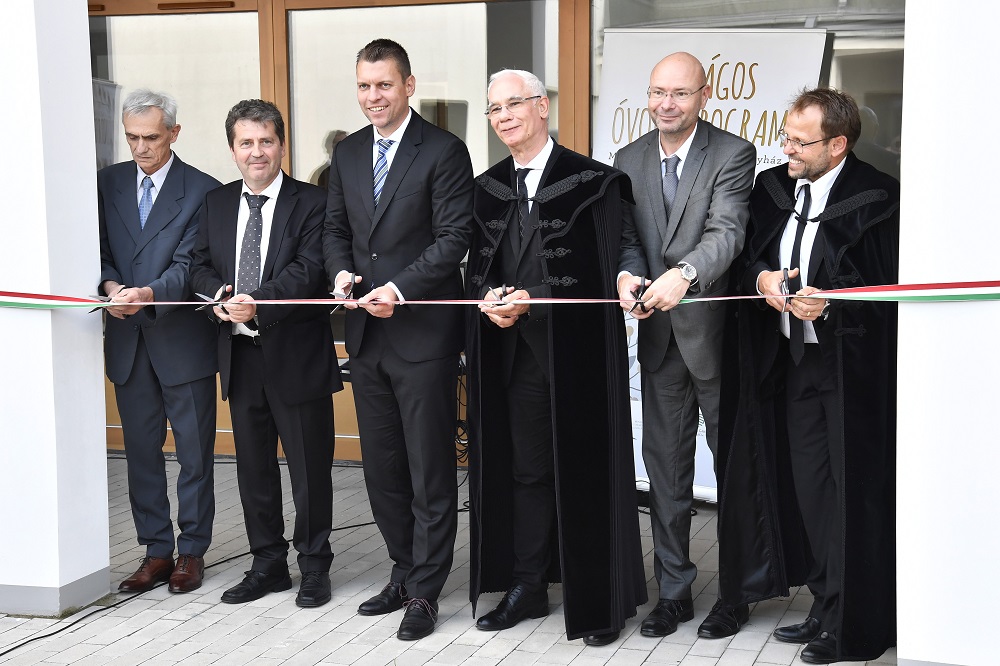 Menczer Tamás: a közösség nem megköt, hanem megtart