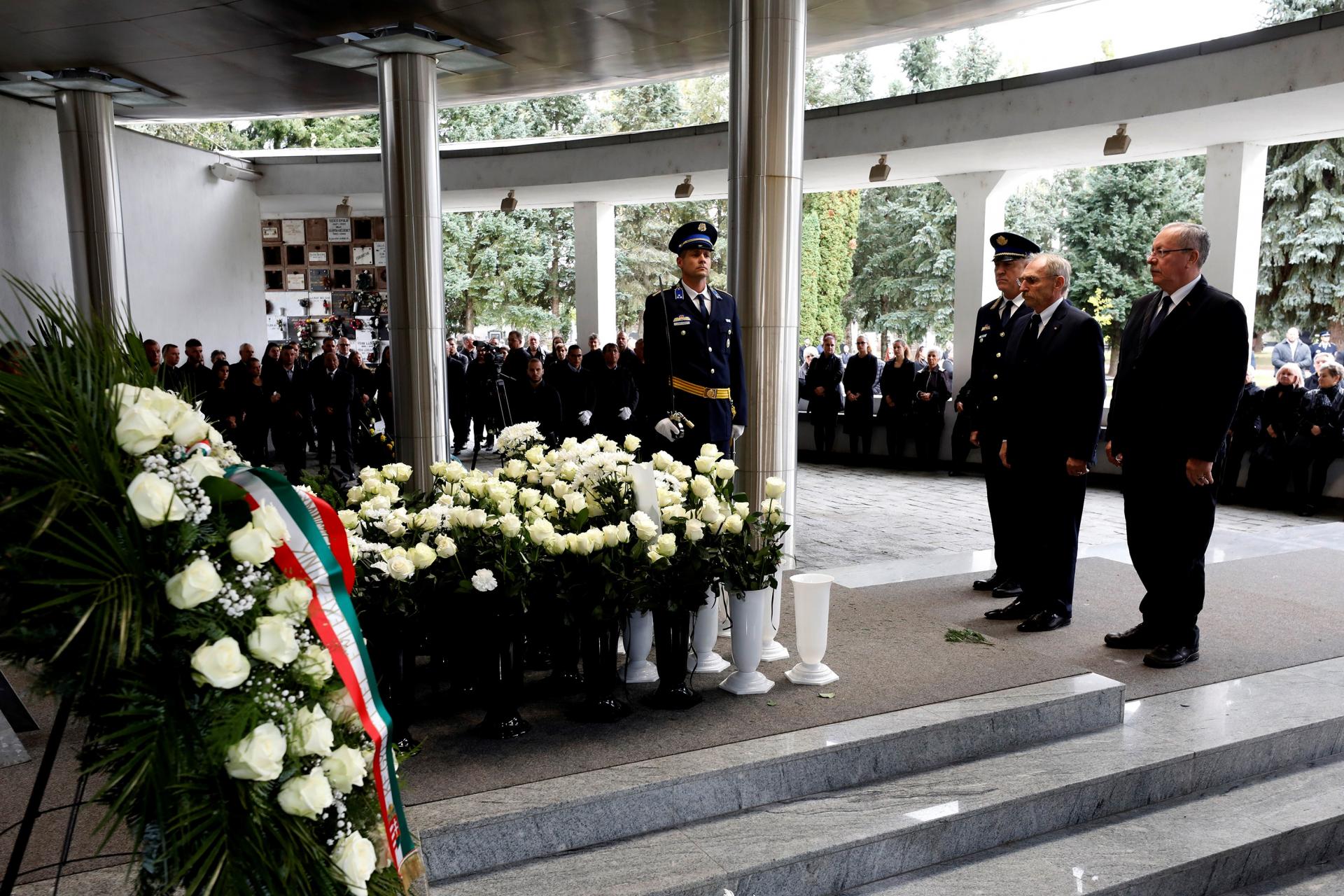 Elbúcsúztatták a hősi halottá nyilvánított rendőrt