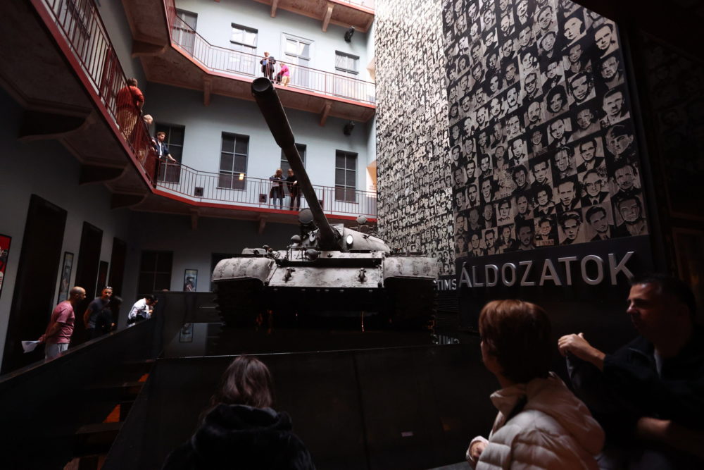 Rendhagyó tárlatvezetéssel kezdődik a Terror Háza programsorozata