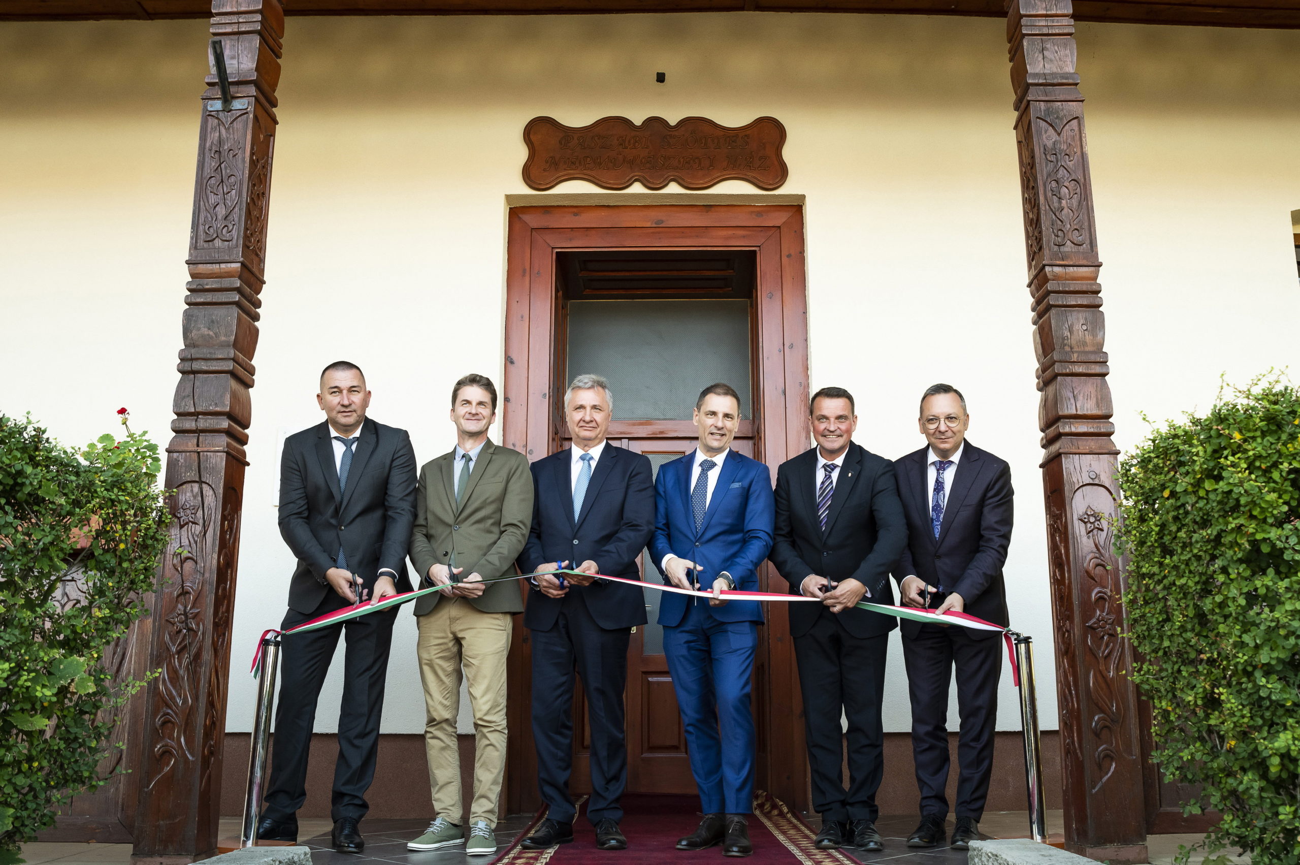 Átadták a paszabi szőttesházat