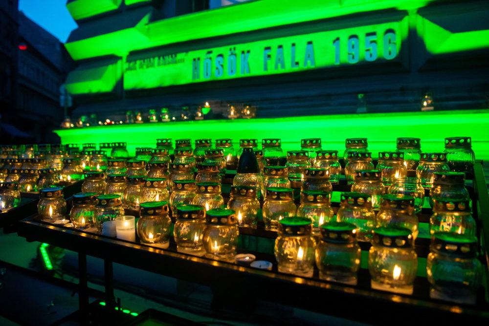 Mécsesek a Terror Háza Múzeumnál