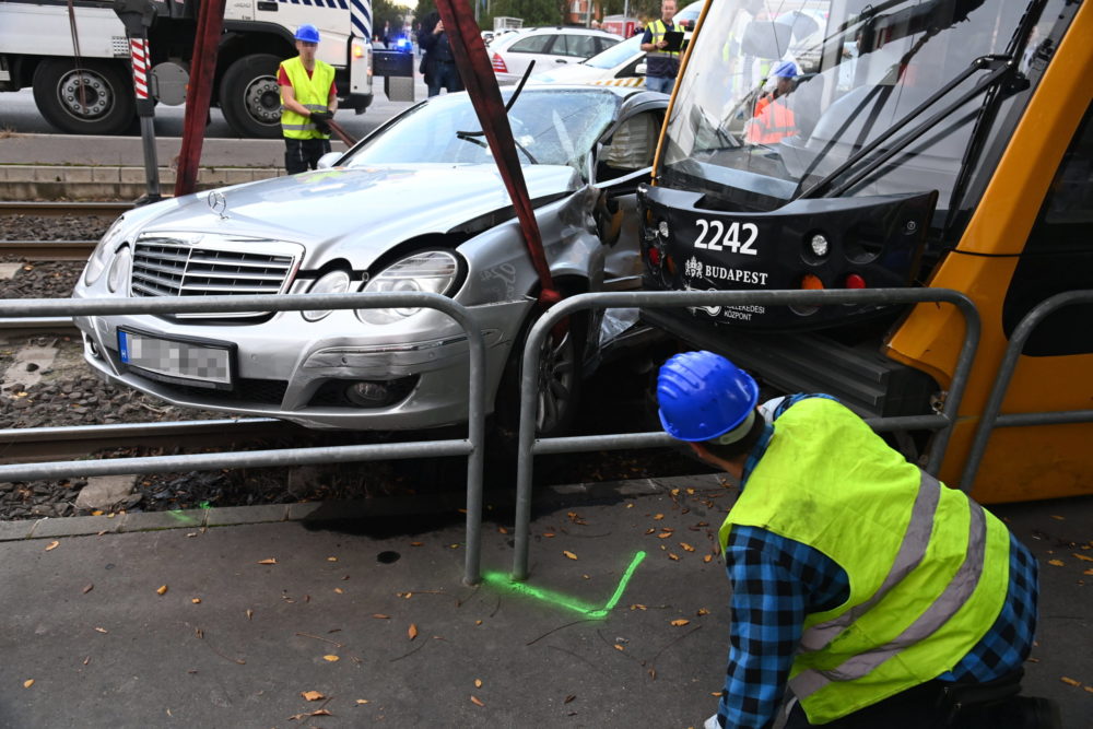 Autóval ütközött és kisiklott egy villamos Budapesten