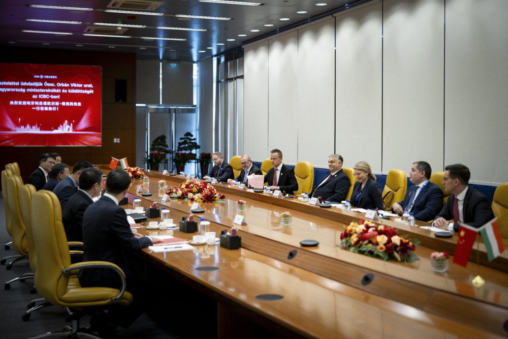 Orbán Viktor Kína és a világ legnagyobb bankjának elnökével tárgyalt