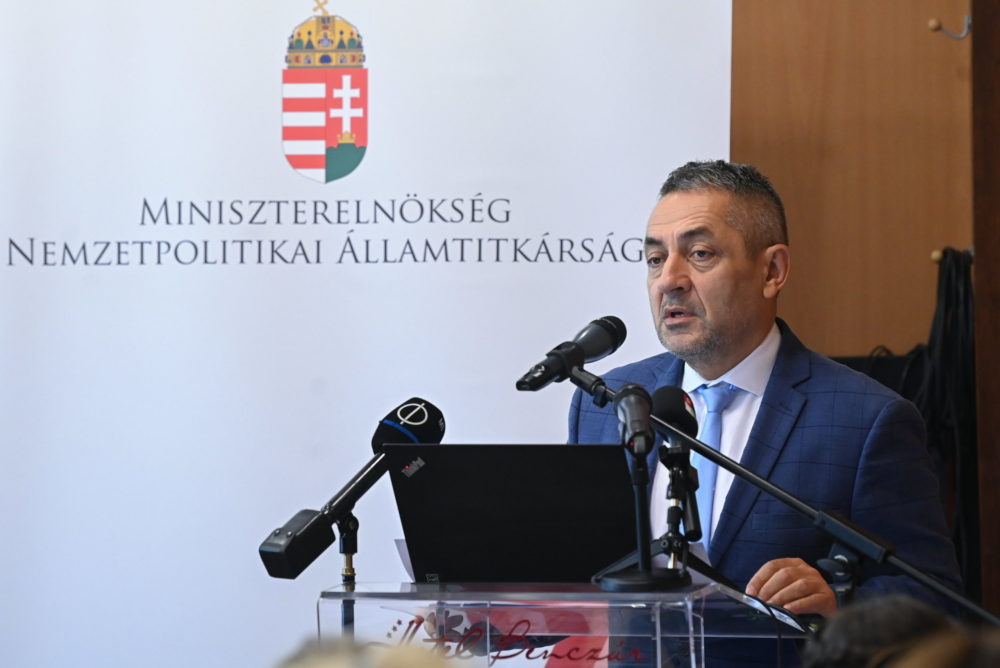 A határon túliság nemcsak szétszakít, hanem össze is köt bennünket