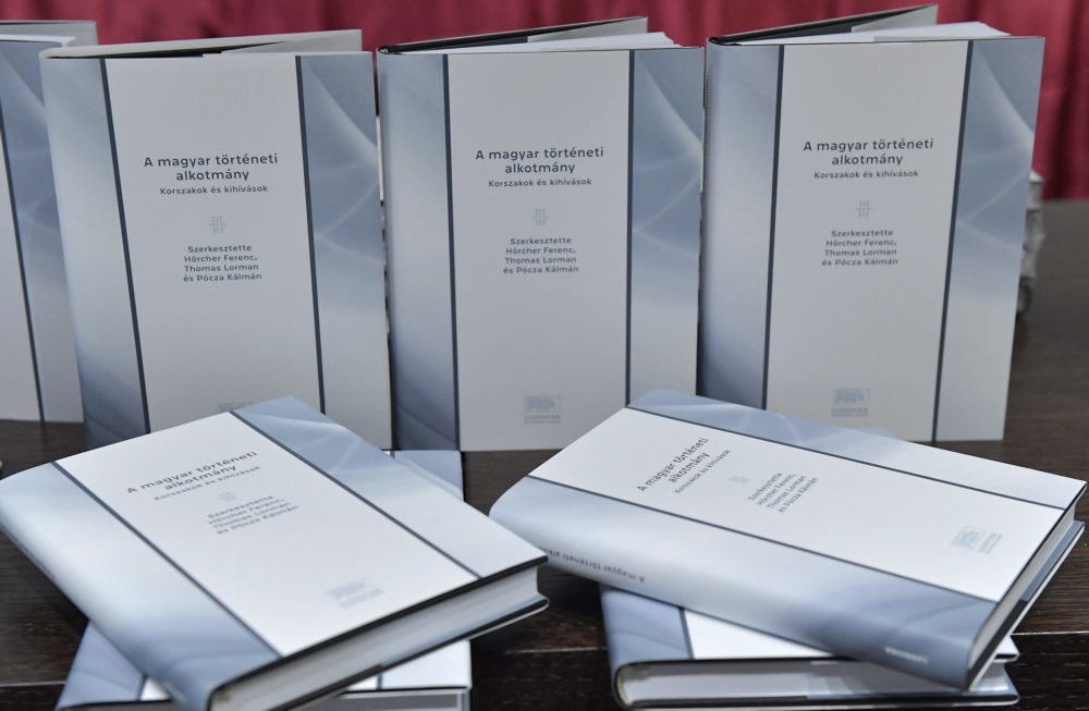 Bemutatták a Korszakok és kihívások című könyvet az NKE-n