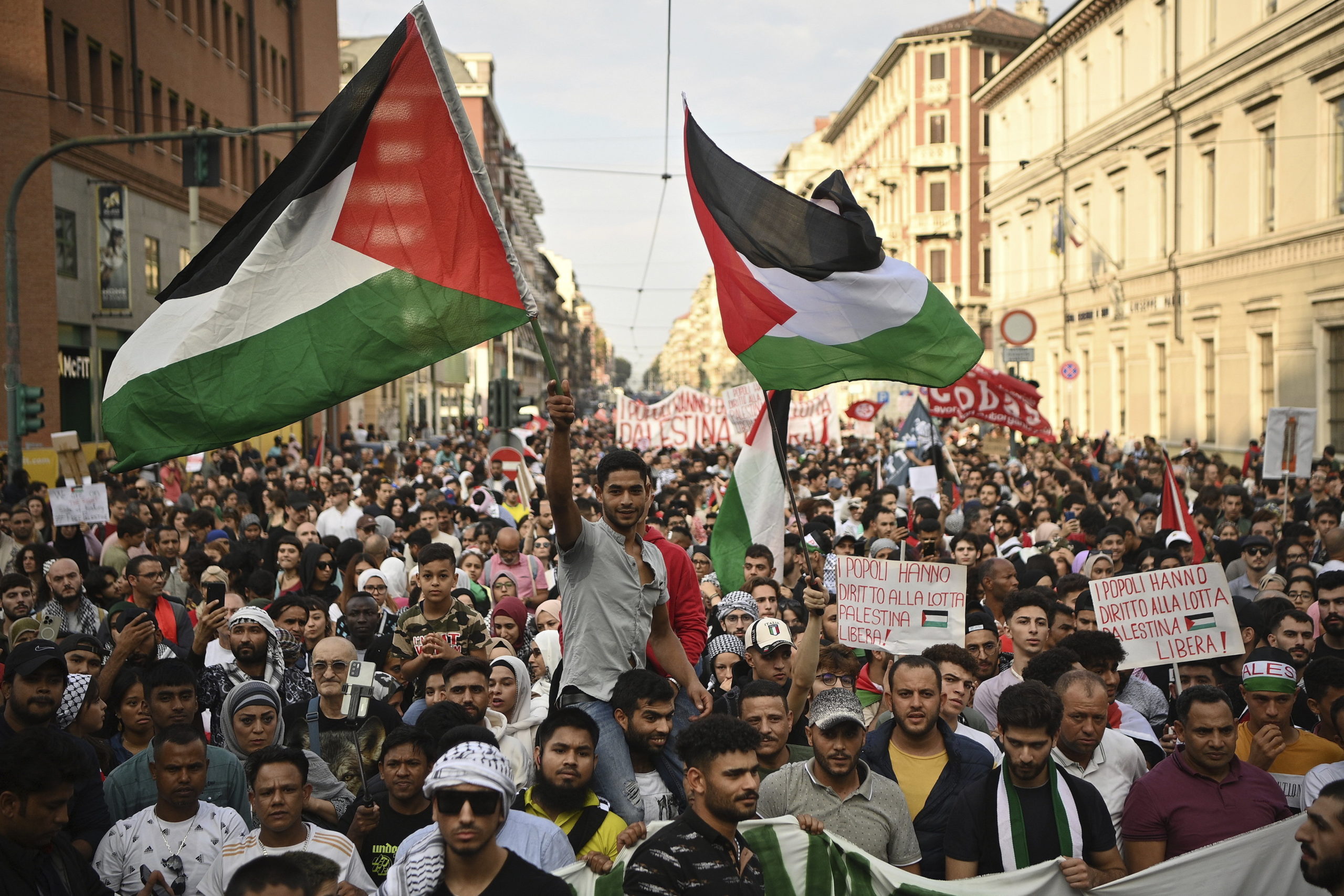 Nyugat-Európában is be kellett volna tiltani a Hamász melletti tüntetéseket