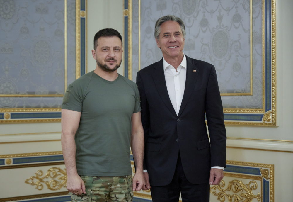 Zelenszkijnek és ukrán zászlónak öltöztek Antony Blinken gyerekei – Videó