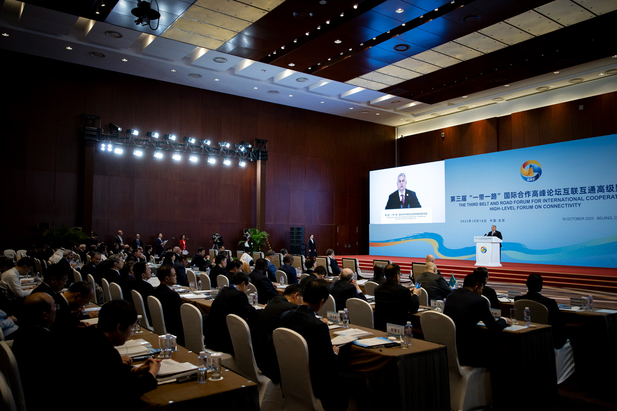 Megvetjük lábunkat az új világrendben