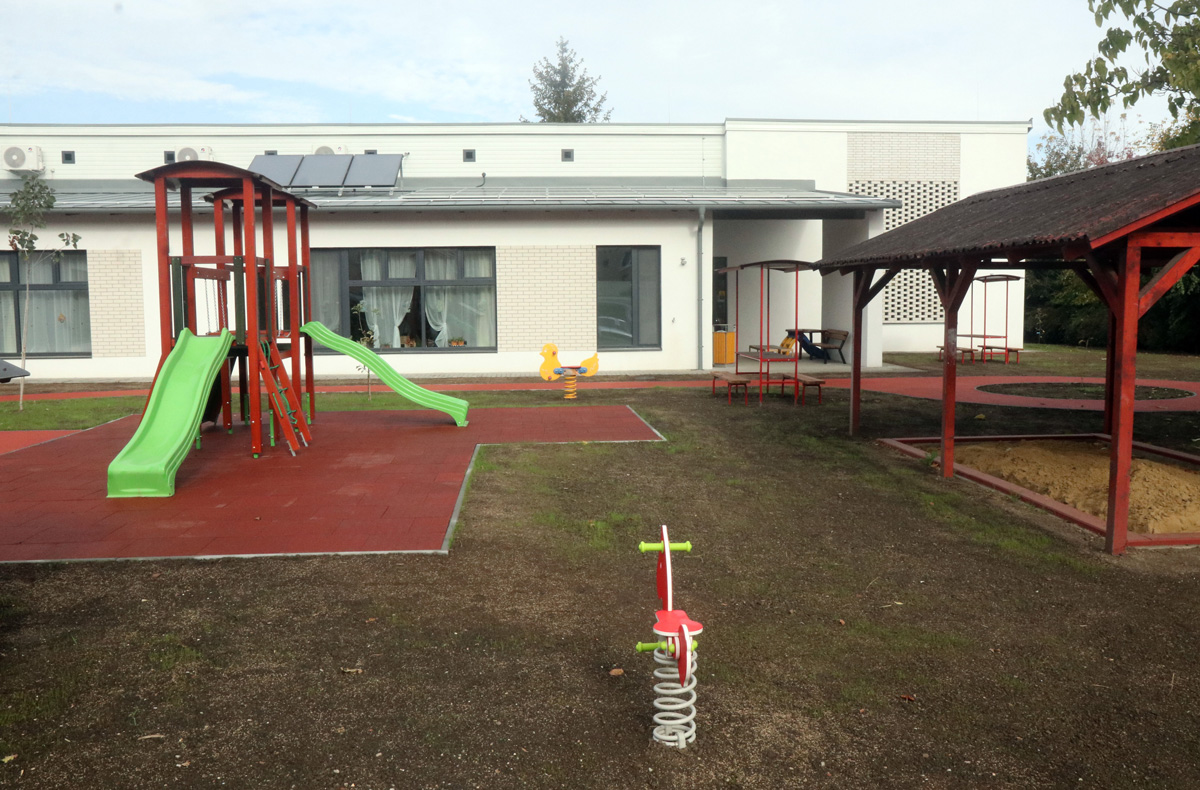 Felújított egyházi óvodákat adott át Soltész Miklós Miskolcon