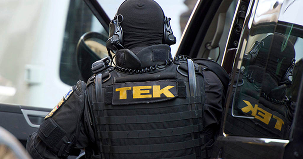 Rendőrökre lövöldöző férfit fogott el a TEK