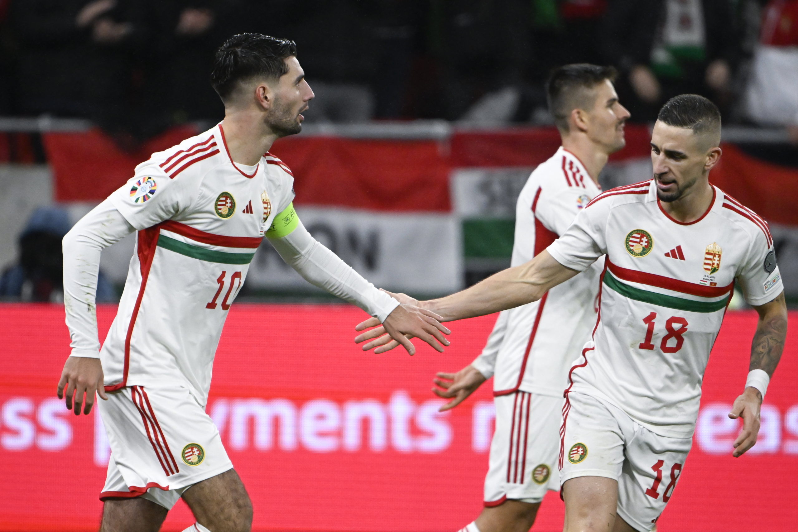 Szoboszlai duplájával, Dibusz védéseivel nyert, csoportelső a válogatott