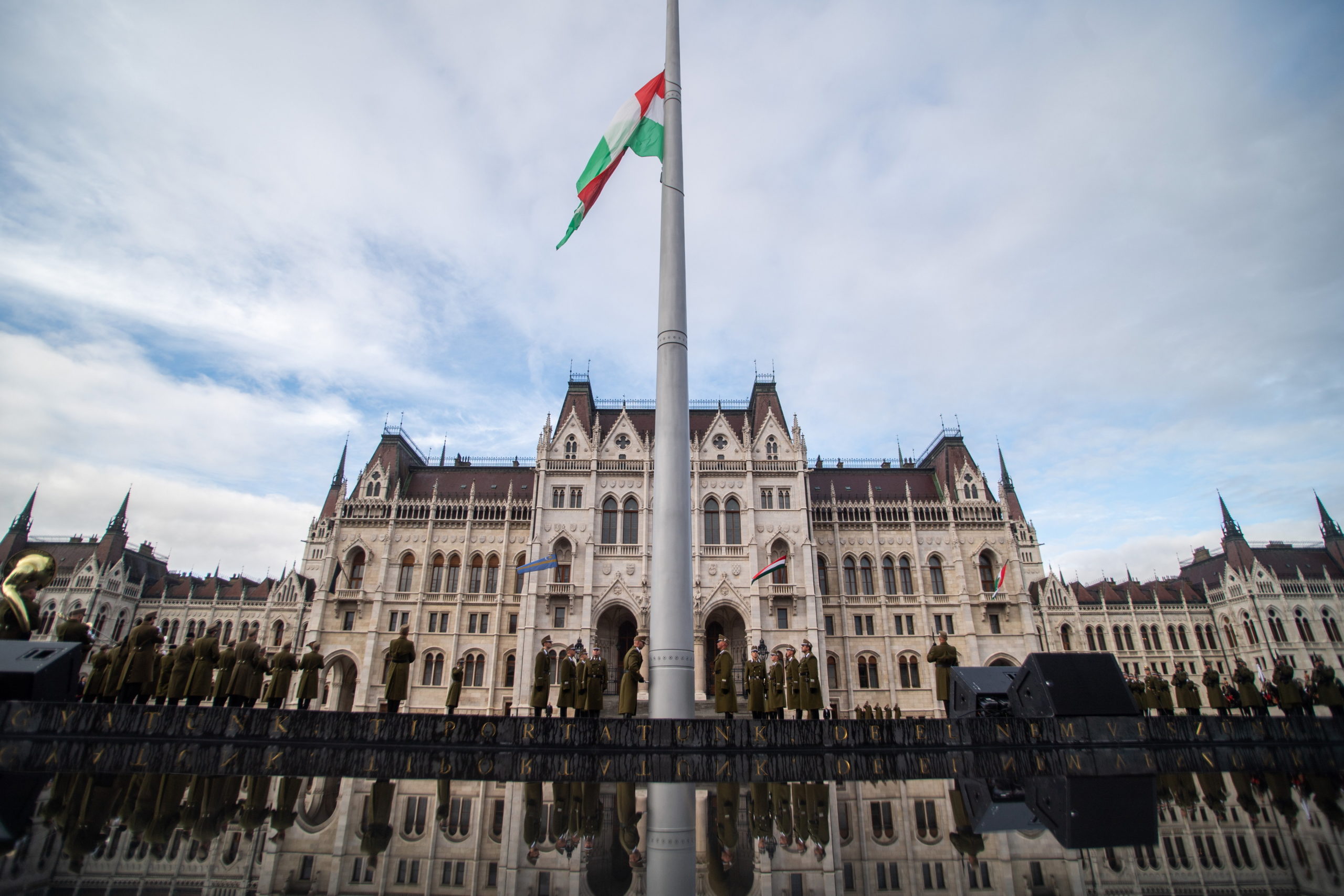 Felvonták, majd félárbócra engedték a nemzeti lobogót az Országház előtt