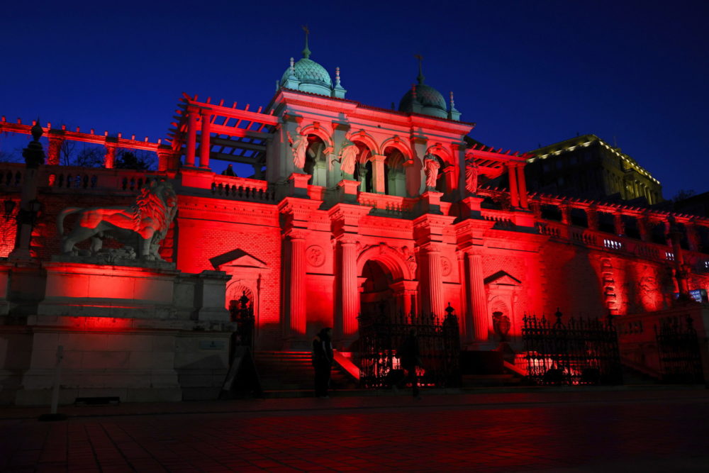 Vörös színű kivilágítás az üldözött keresztényekért való szolidaritás nemzetközi napján