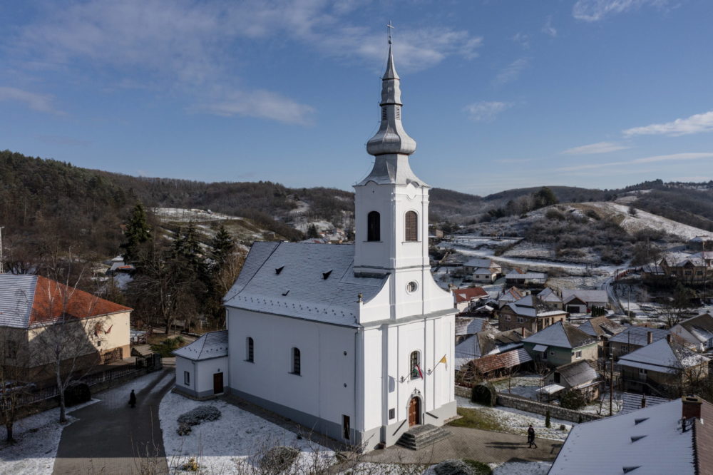 A felújított mátranováki Nepomuki Szent János-templom