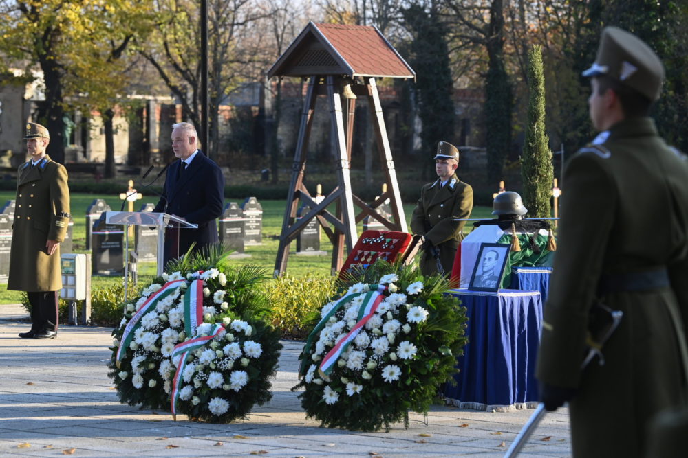 „A háborúnak akkor lesz vége, ha eltemetjük az utolsó hősi halottat is”
