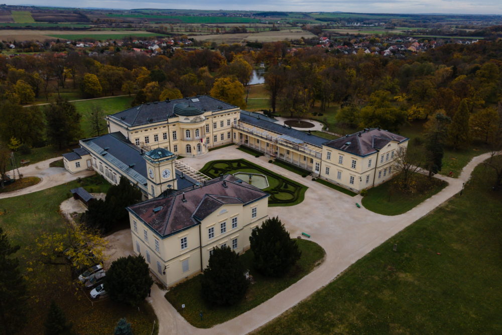 Átadták a Károlyi-kastély felújított lovardaépületét