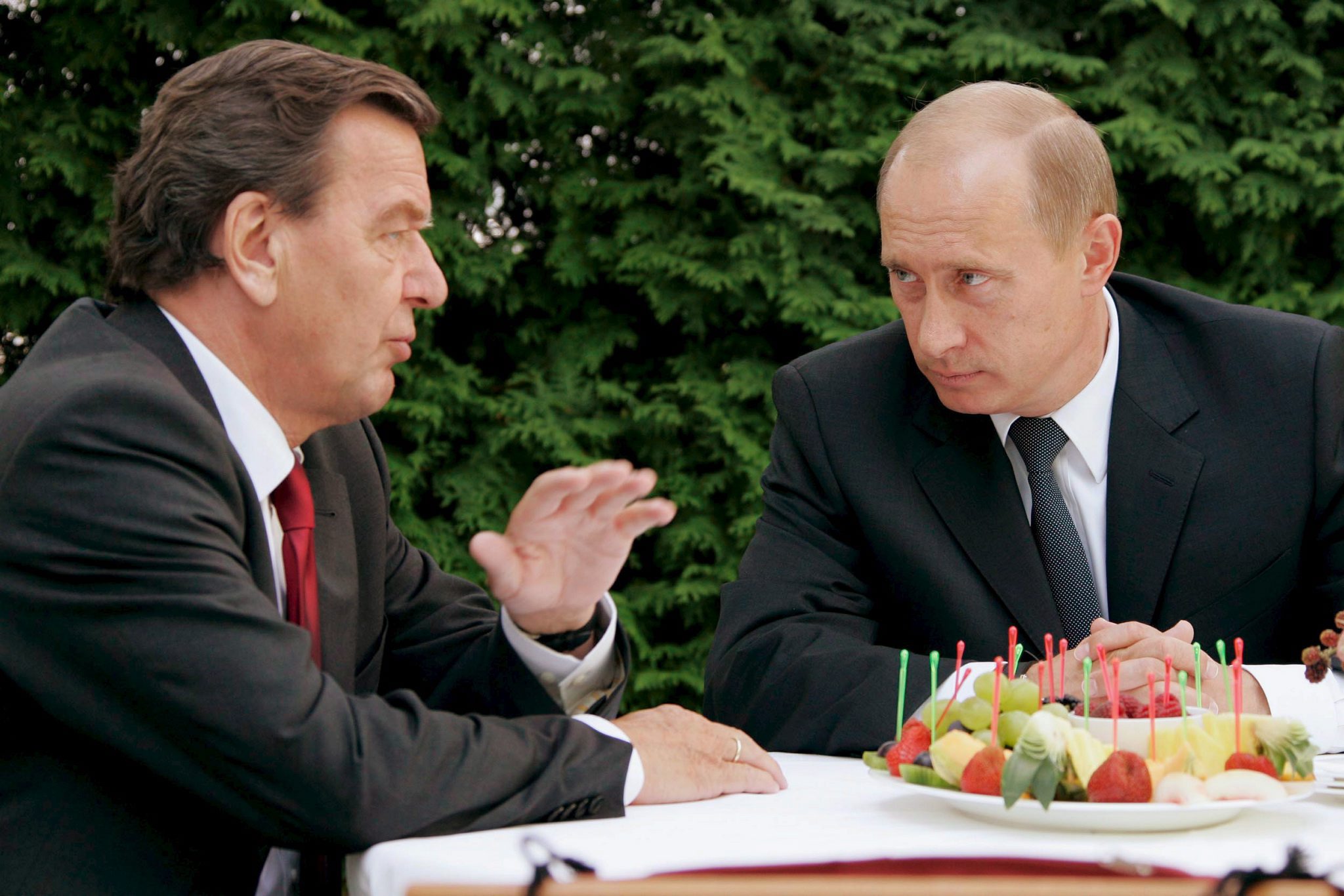 Schröder lehet a közvetítő