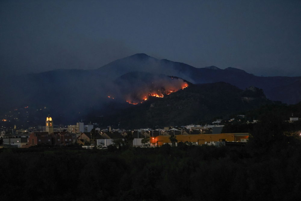 Több mint nyolcszáz embert evakuáltak erdőtűz miatt Spanyolországban