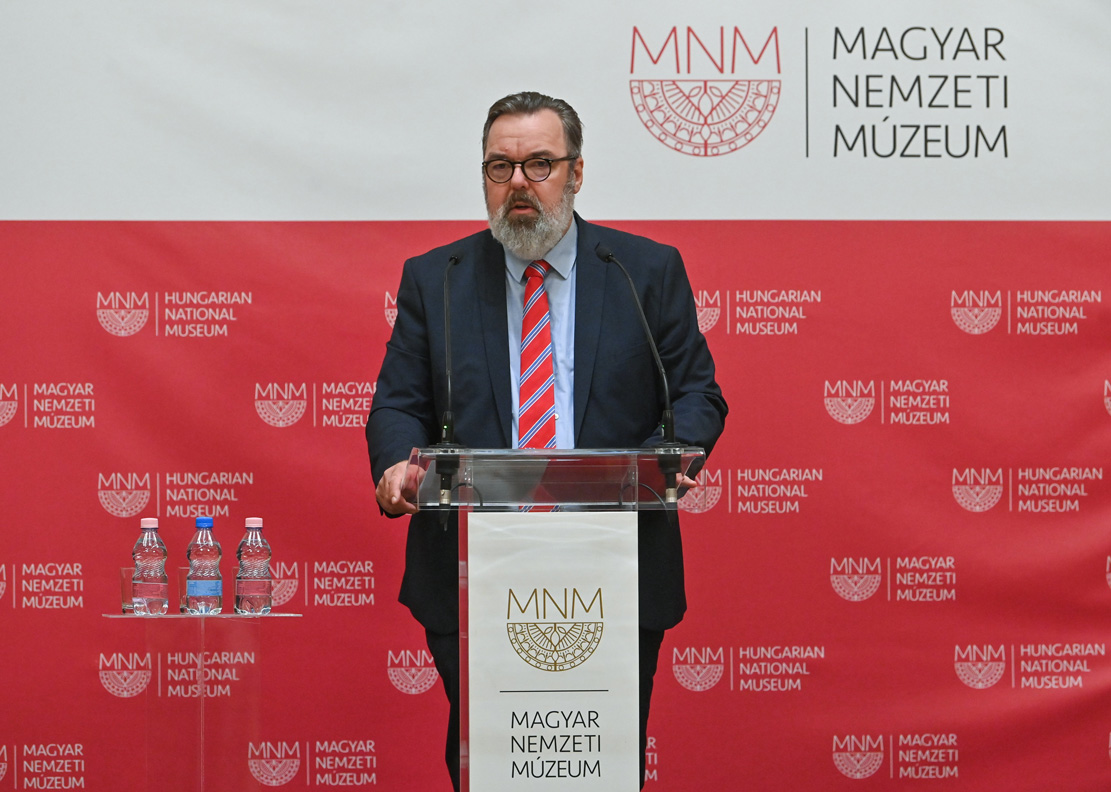 Csák János menesztette L. Simon Lászlót