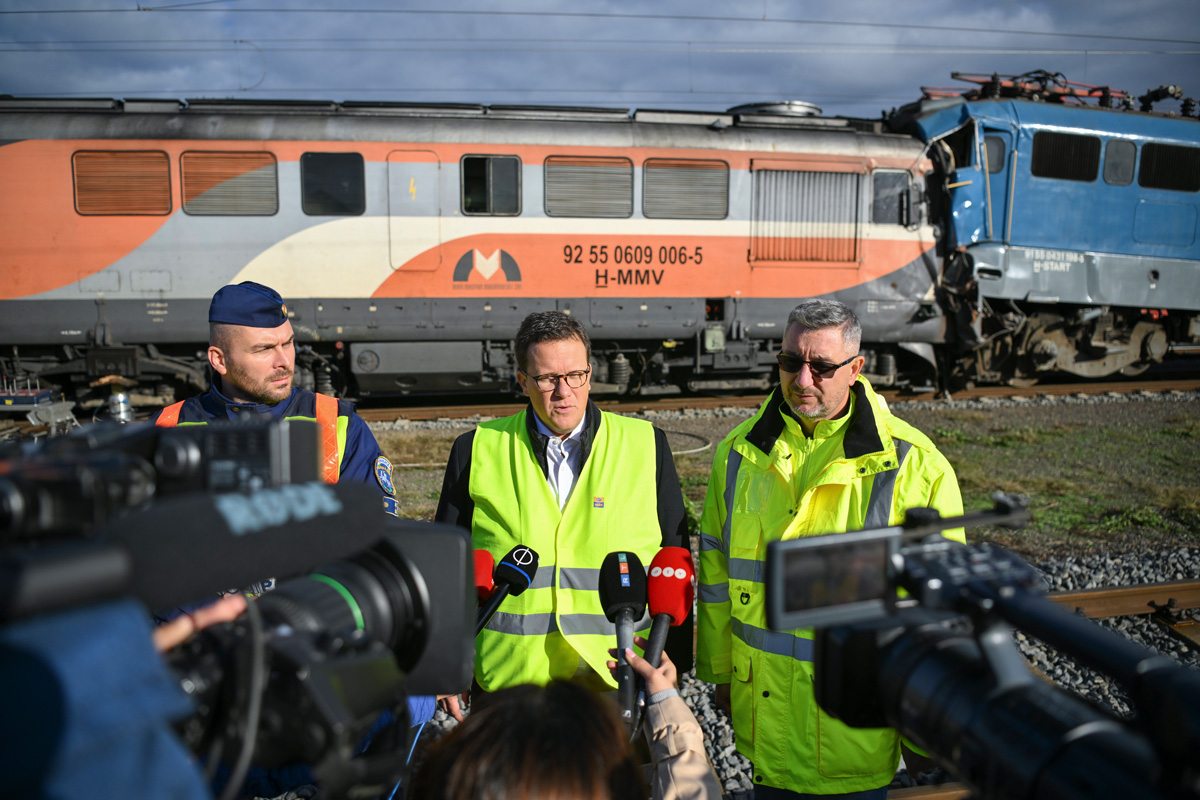 Életveszélyes állapotban a vétlen mozdonyvezető