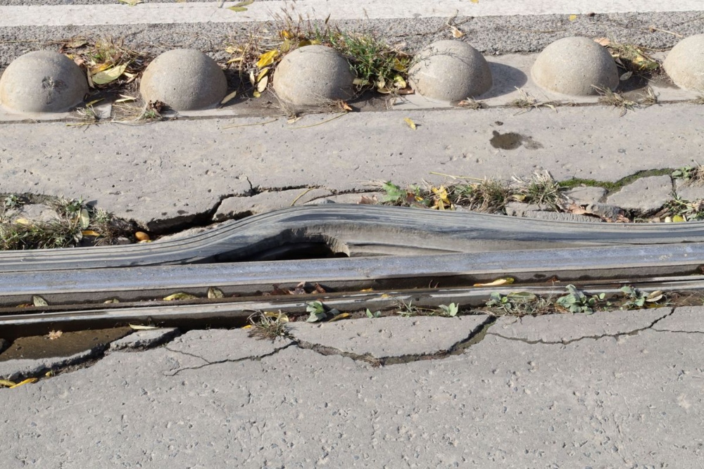 Szétrohadnak a villamossínek Budapesten, miközben a BKK-vezetők milliós jutalmakat kapnak