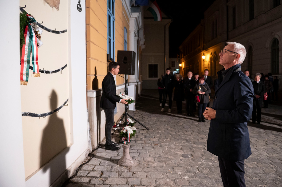 A forradalom leverésének évfordulója az ártatlan áldozatokra is emlékeztet