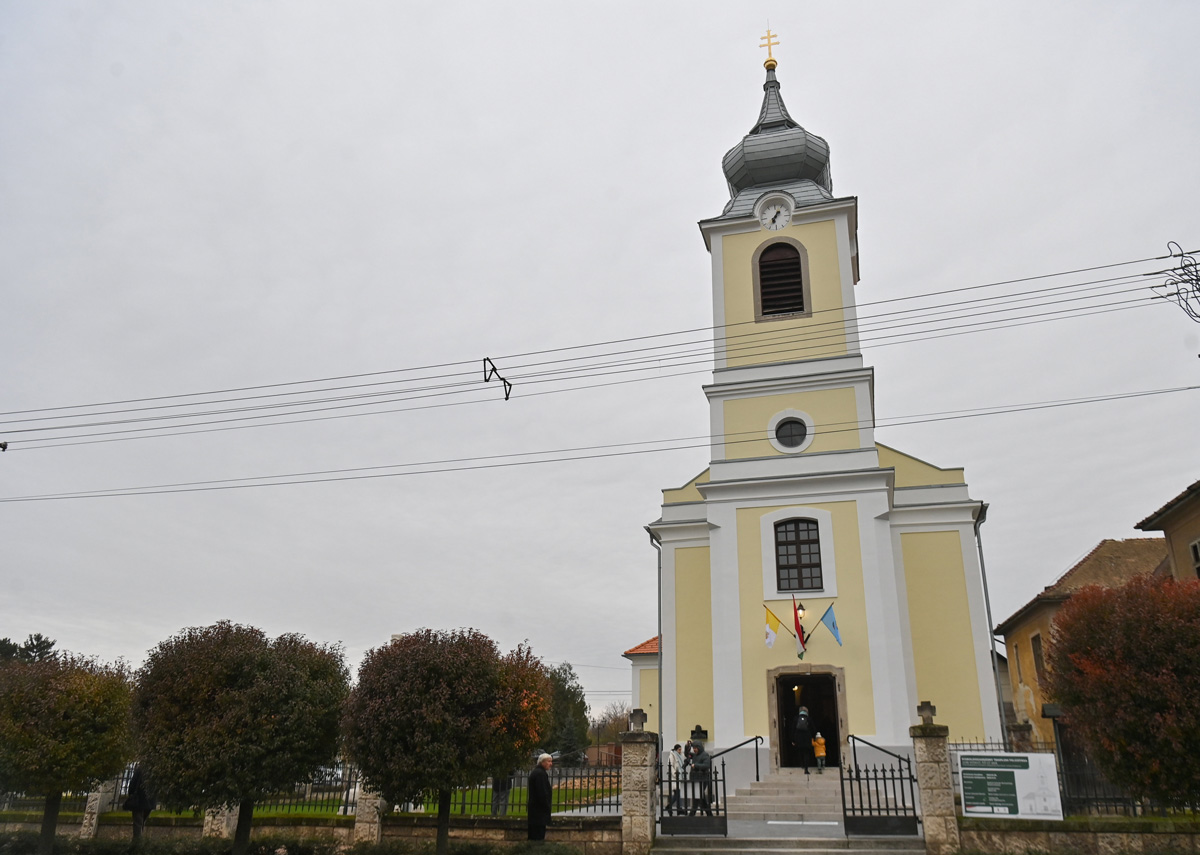 Megújult a sóskúti Kisboldogasszony-templom