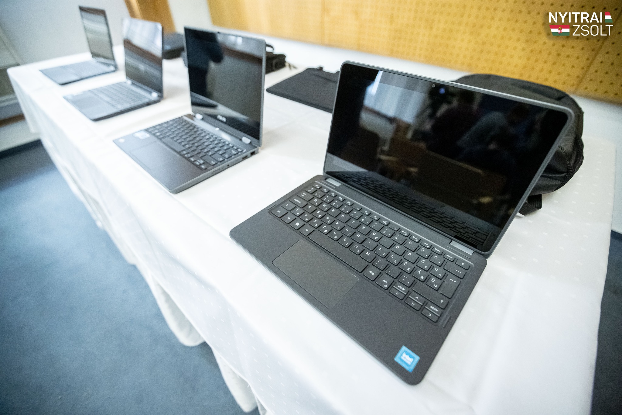 Elképesztő mennyiségű laptopot kaptak diákok és tanárok