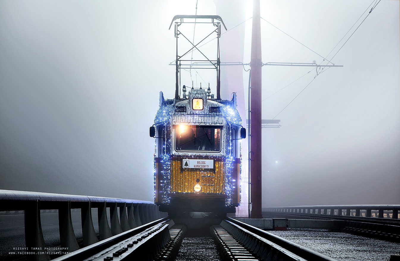 Elindultak a fényvillamosok és fénybuszok a fővárosban