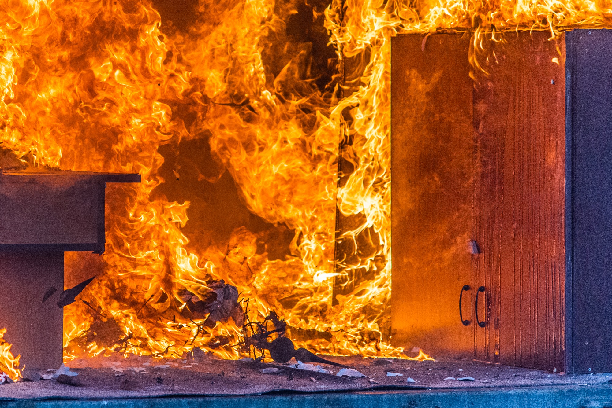 Közel kétszáz alkalommal riasztották a tűzoltókat vasárnap