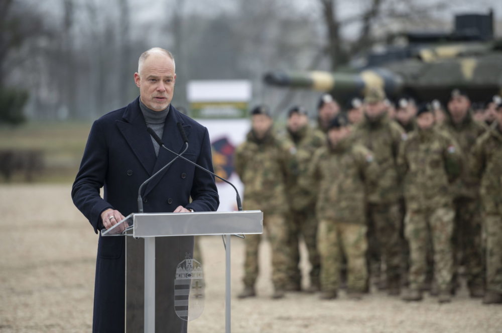 Honvédelmi miniszter: A magyar emberek biztonsága garantált