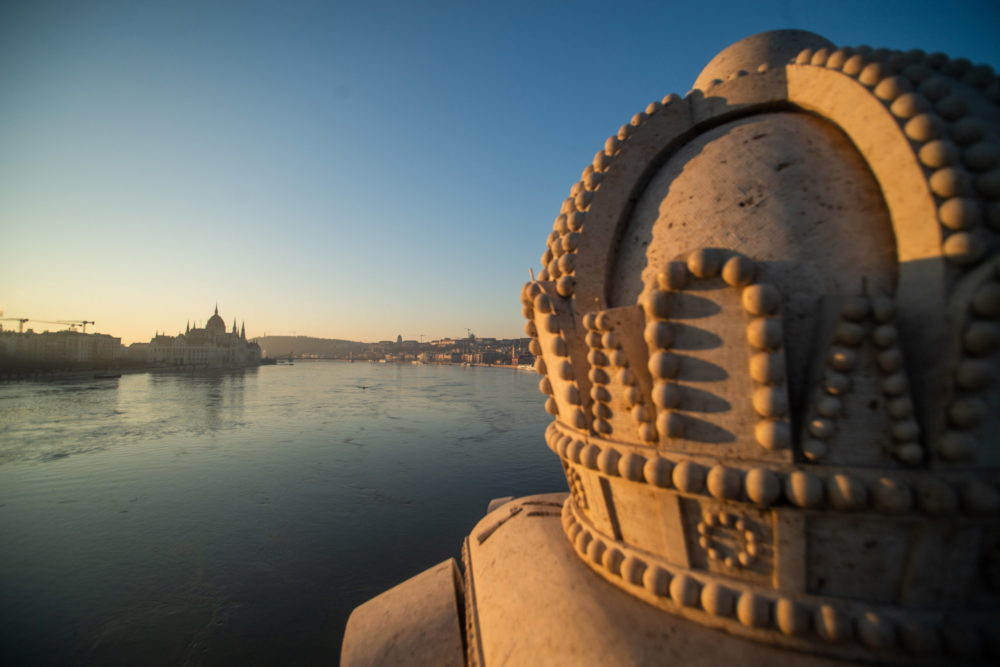 Hosszan elnyúló tetőzések, lassú apadás kíséri a dunai árhullámot