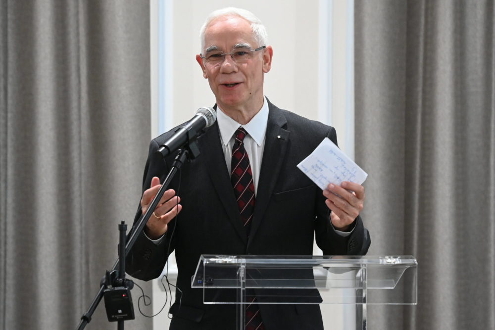 Balog Zoltán ajándékot osztott hátrányos helyzetű gyerekeknek