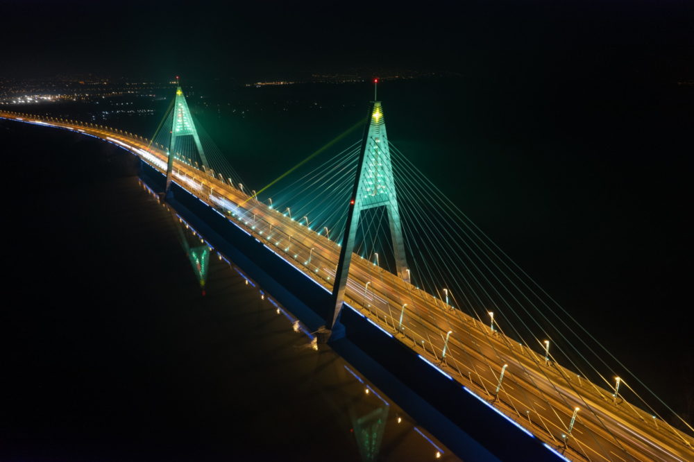 Karácsonyfát megjelenítő díszkivilágításban a Megyeri híd