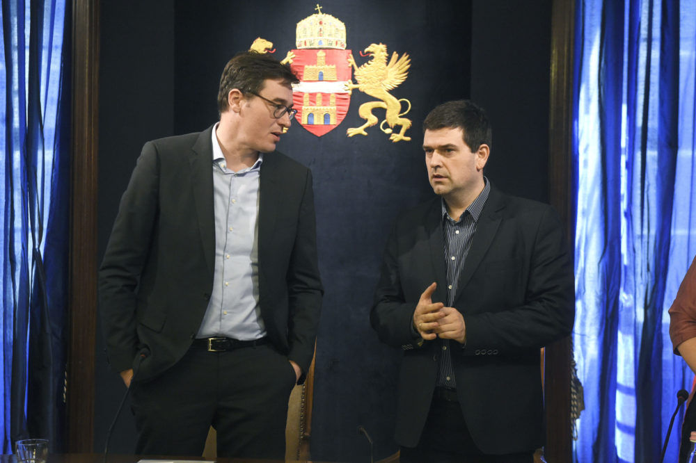 Ki áll az átláthatóság útjában?