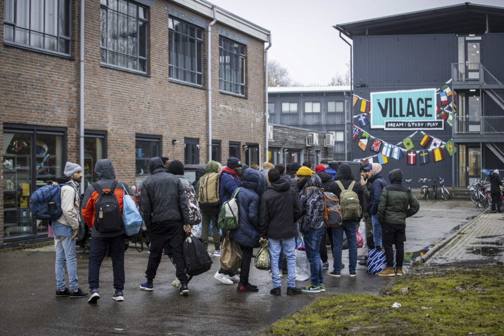 Világos különbséget kell tenni a menekültek és az illegális migránsok között