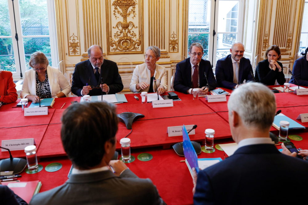 Új bevándorlási törvényről tárgyal a jobboldallal a francia kormány