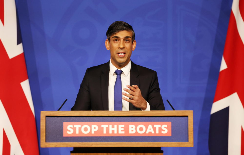 Elfogadta a brit alsóház a migránsok Ruandába telepítéséről szóló tervezetet