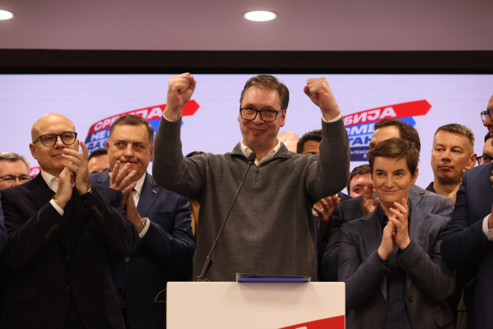 Éhségsztrájk, lemondások és tiltakozások Vučićék győzelme után