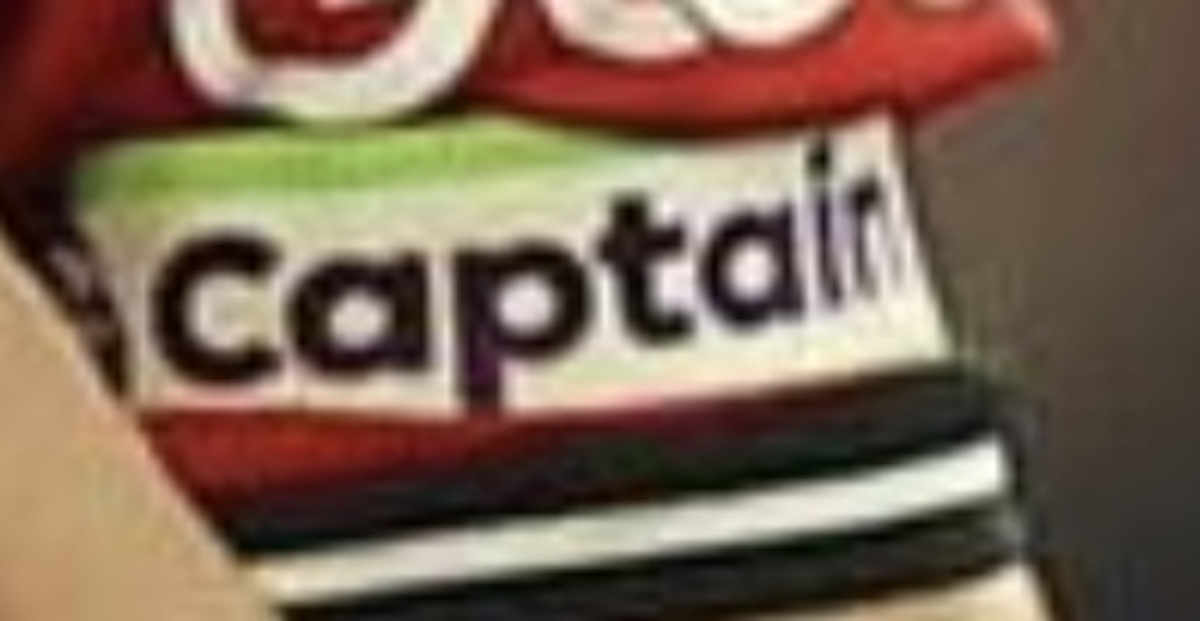 Össztűz zúdult a focistára, mert nem húzta fel a szivárványos karszalagot