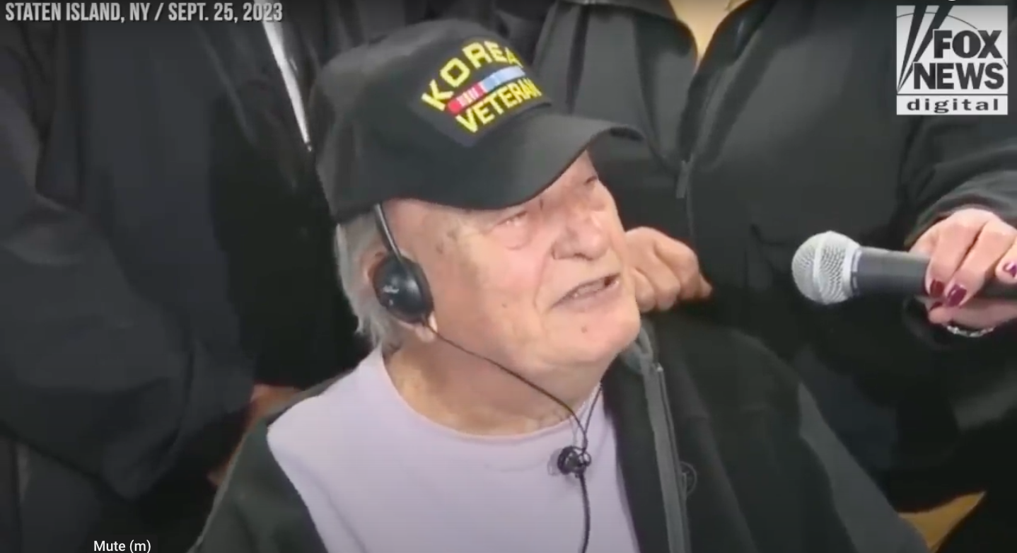 Kellett a hely a migránsoknak, kirakták a 95 éves veteránt