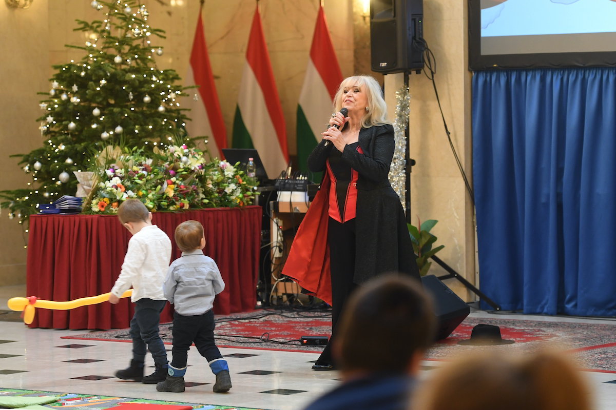 Családokat ajándékozott meg a Belügyminisztérium karácsony alkalmából