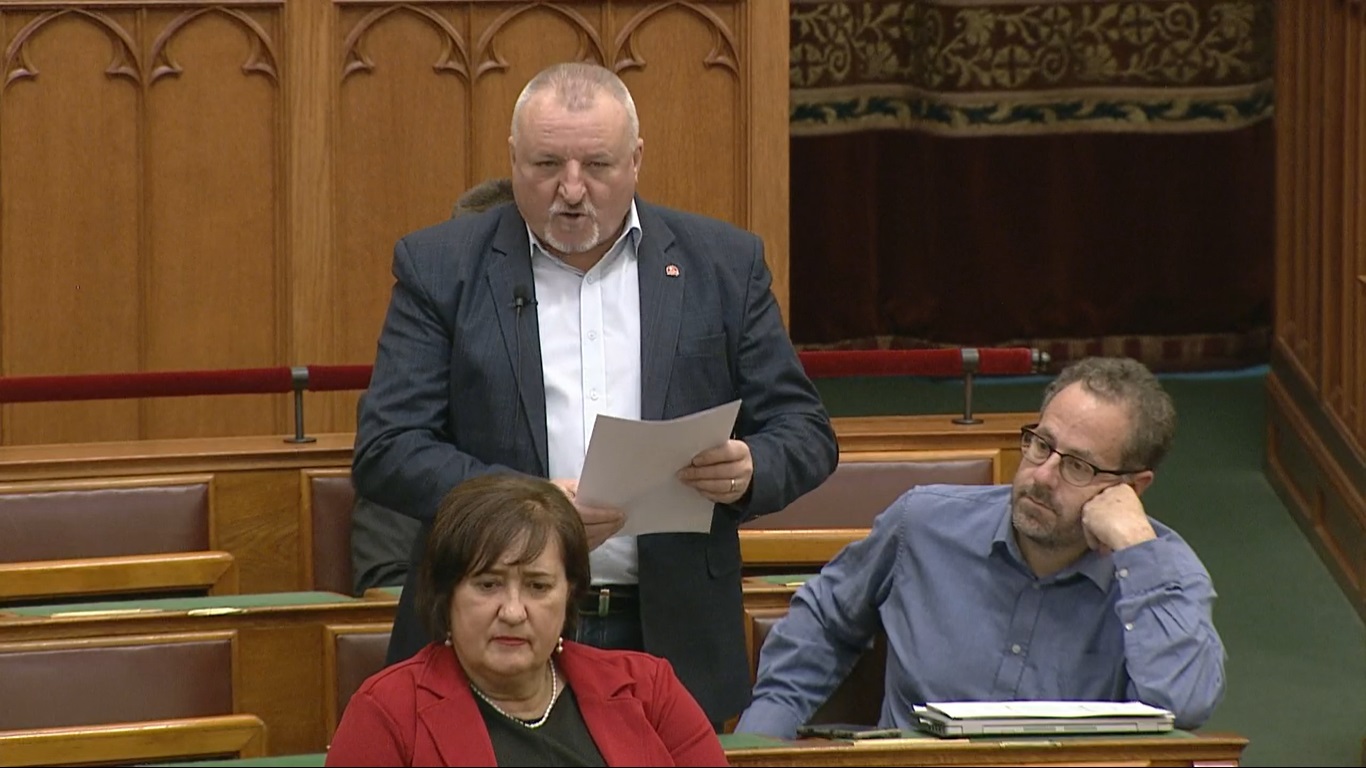 Komjáthi: Jövőre a plakátokon csak akciós szafaládé és Ákos-koncert legyen!