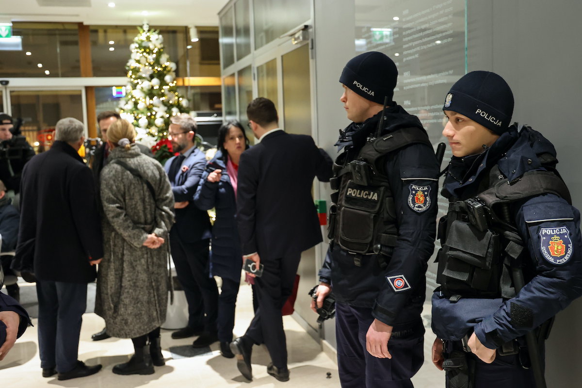 Példátlan erőszakkal vették át Tuskék a lengyel köztévét