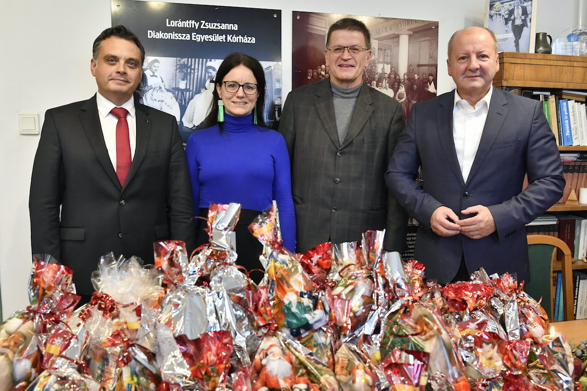 Mikuláscsomagokat adott át a KDNP a Bethesda Gyermekkórházban